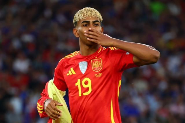 1757635476220084996.jpg 【早报】这下曼联的天是真亮了!