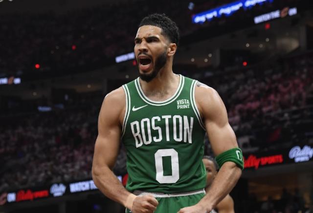 开云体验-进攻内外结合防守强度拉满 绿军完美演绎冲冠公式