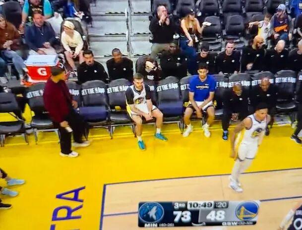 太太惨了！勇士紧急签32+12中锋！1天连伤3人！库里被迫带伤临时上阵！