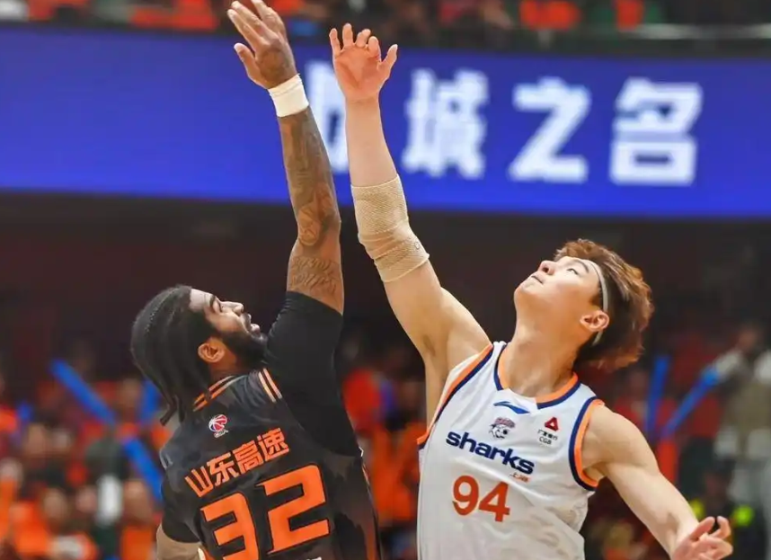 开云科技-28分惨败!山东男篮0比2遭淘汰,双外援挂零,全队无斗志潦草收官